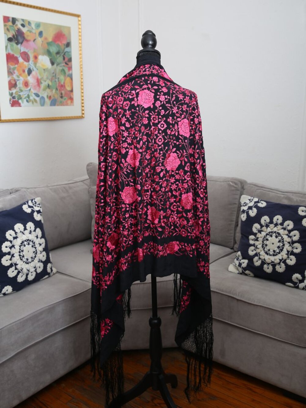 BEAUTIFUL Vintage N.W.E. 100% Silk Hand Embroidered Roses Piano Fringe Shawl - Picture 4 of 8